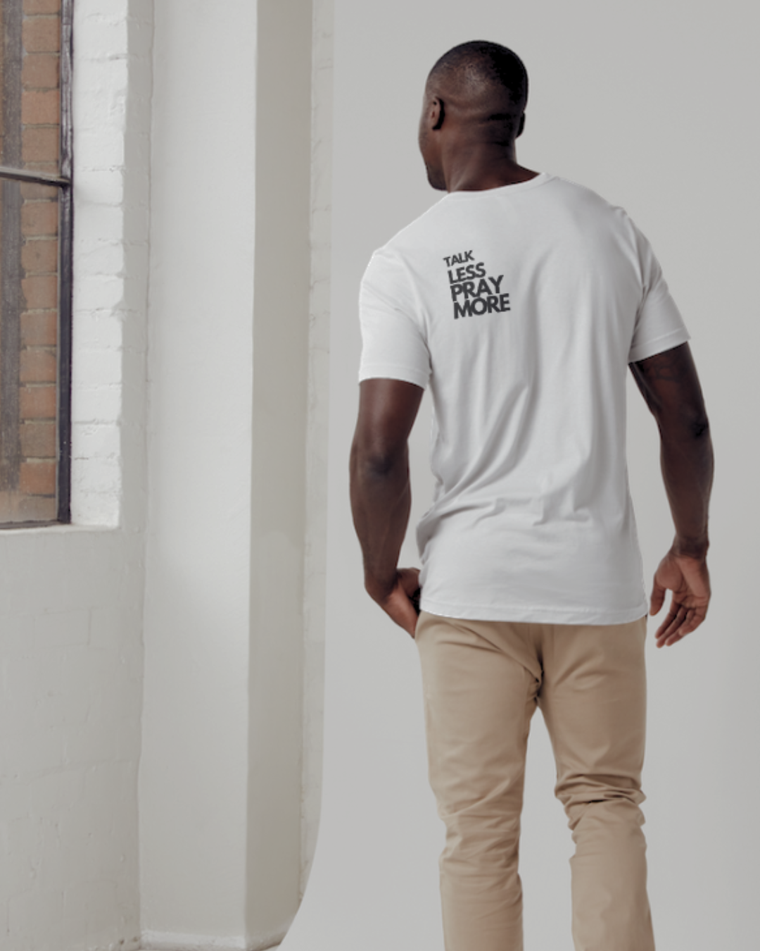 Habla menos, ora más – Camiseta cristiana minimalista | Camiseta con tipografía inspirada en la fe
