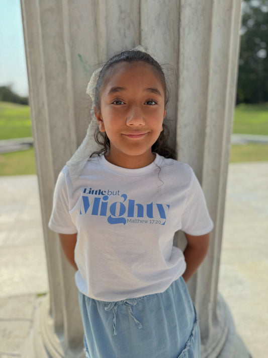 Camiseta cristiana infantil "Pequeño pero poderoso" – Colección Pequeños Discípulos | Camiseta de fe Mateo 17:20