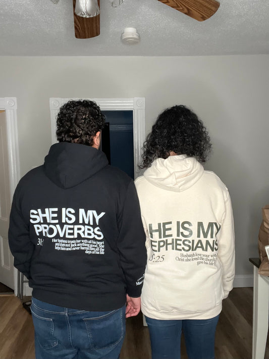 Él está con nosotros – Conjunto de sudadera con capucha para parejas cristianas | Proverbios 31:11 y Efesios 5:25