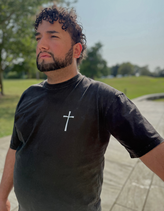 Camiseta cristiana extragrande "Paz sobre la presión" para hombre – Negro lavado con cruz minimalista | Juan 14:27