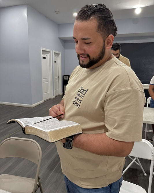 Creados para liderar con gracia | Camiseta cristiana del Día del Padre: silueta de padre e hija en naranja y azul, color piel, talla extragrande